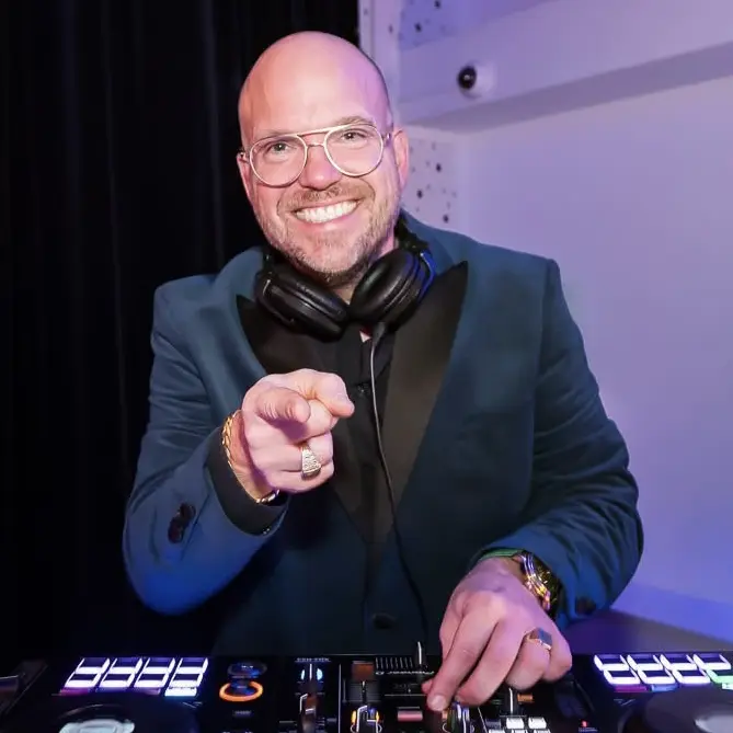 Kom draaien bij Royaal Artists – voor wie geen 13-in-een-dozijn is DJ is!
