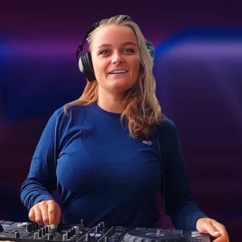 DJ Zoey Willems boek je bij Royaal Artists