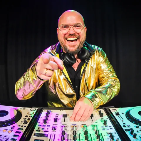DJ Royaal boek je bij Royaal Artists