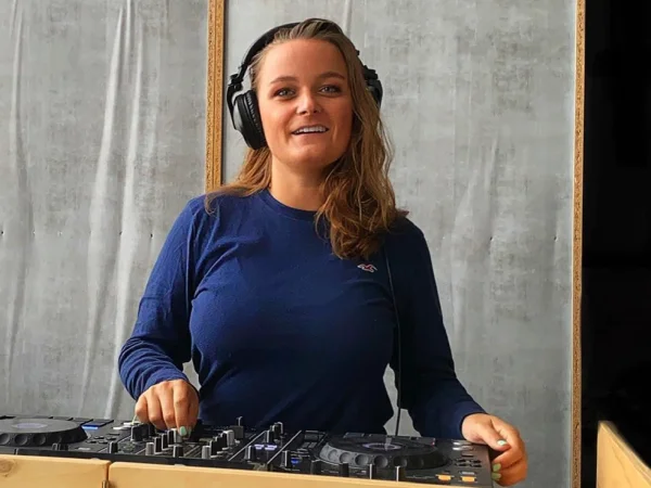 DJ Zoey Willems boek je bij Royaal Artists