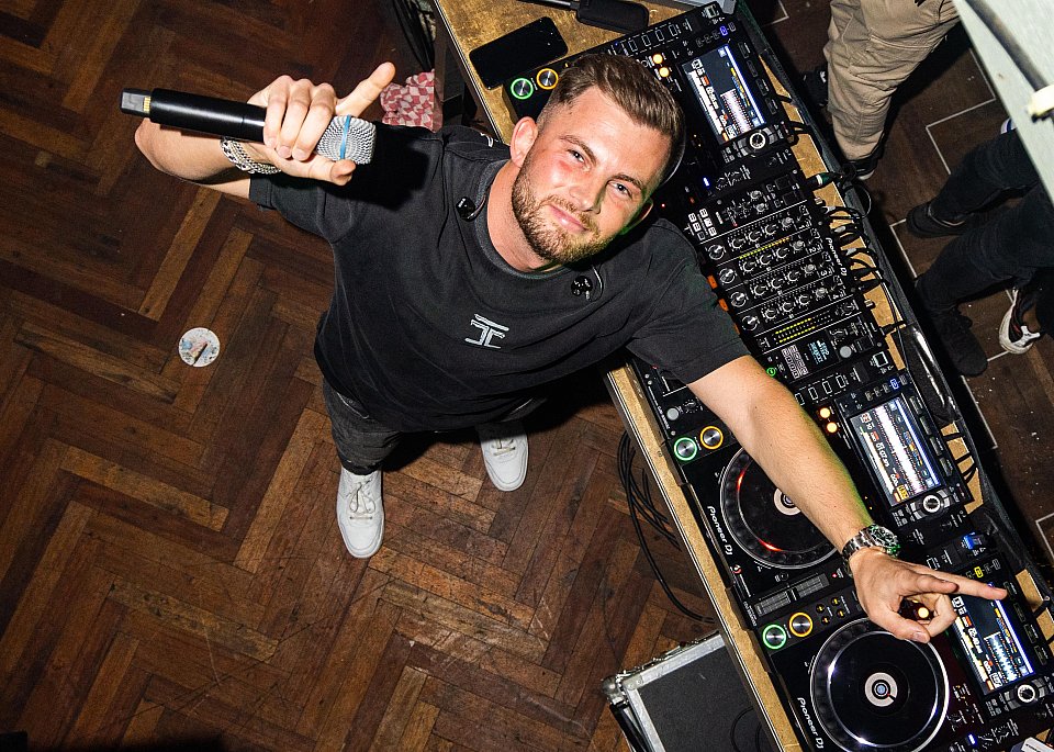 DJ Niels Boogert boek je bij Royaal Artists