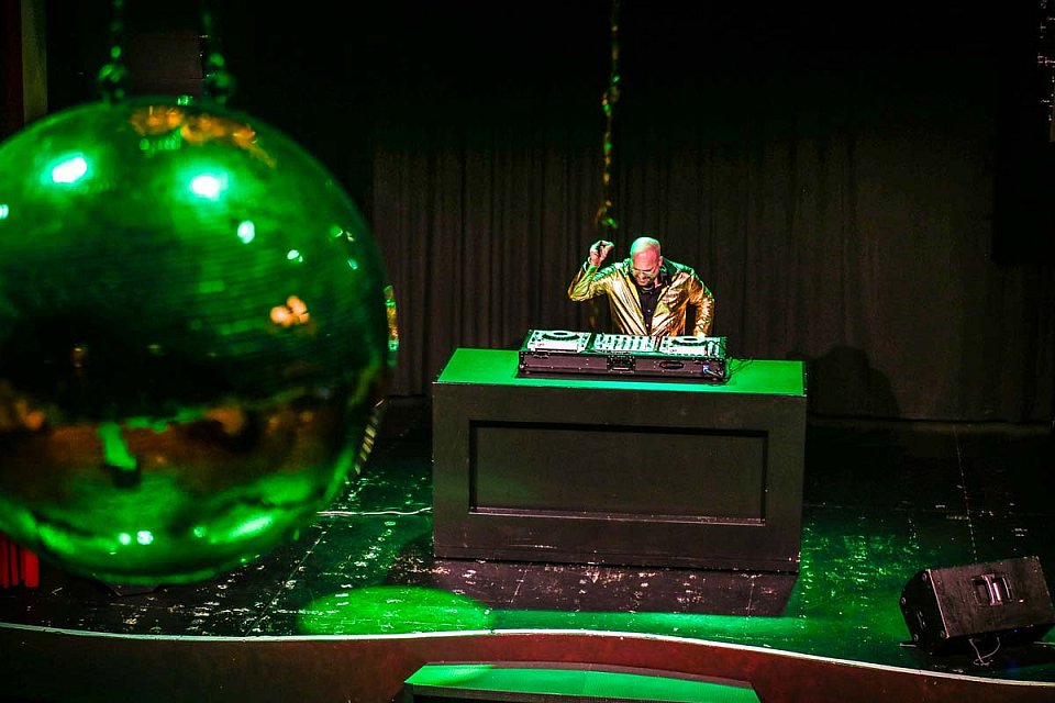 DJ Royaal boek je bij Royaal Artists