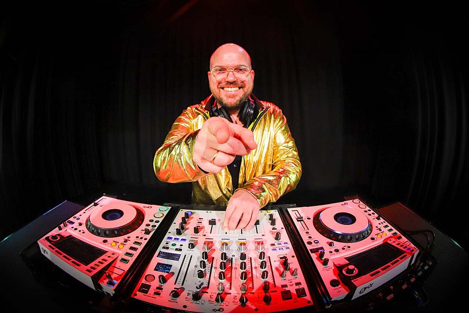 DJ Royaal boek je bij Royaal Artists