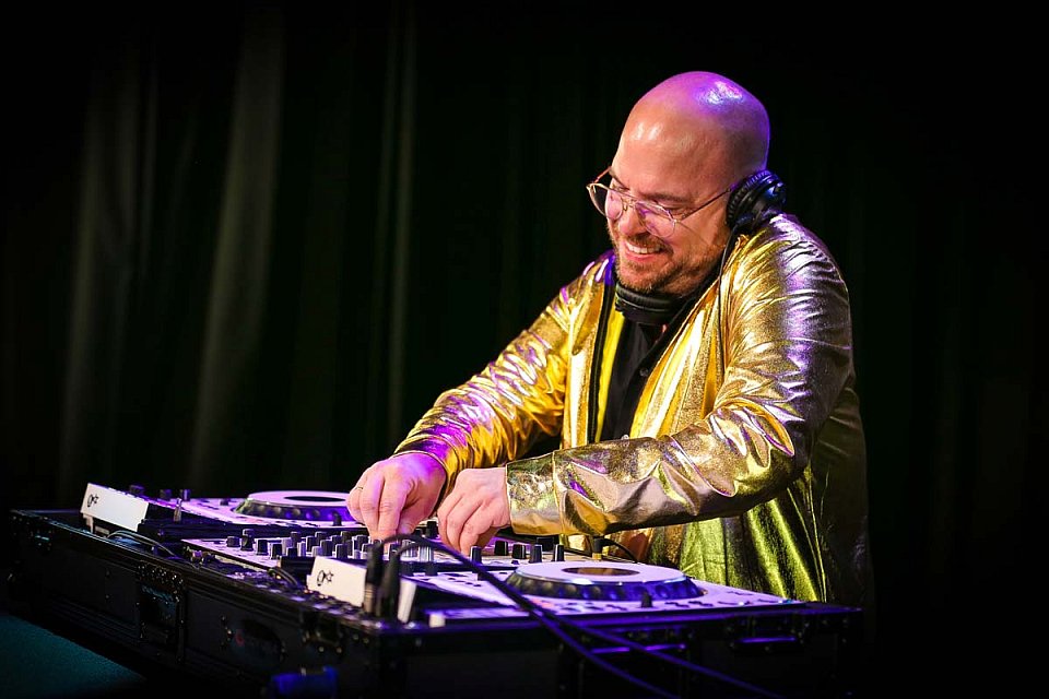 DJ Royaal boek je bij Royaal Artists