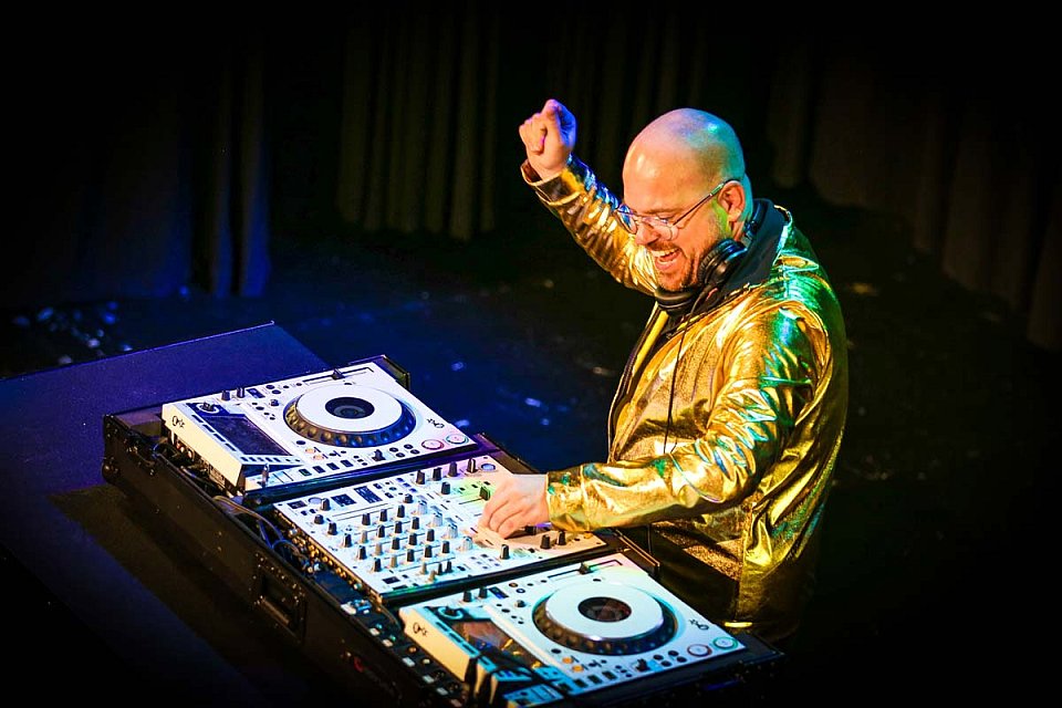 DJ Royaal boek je bij Royaal Artists